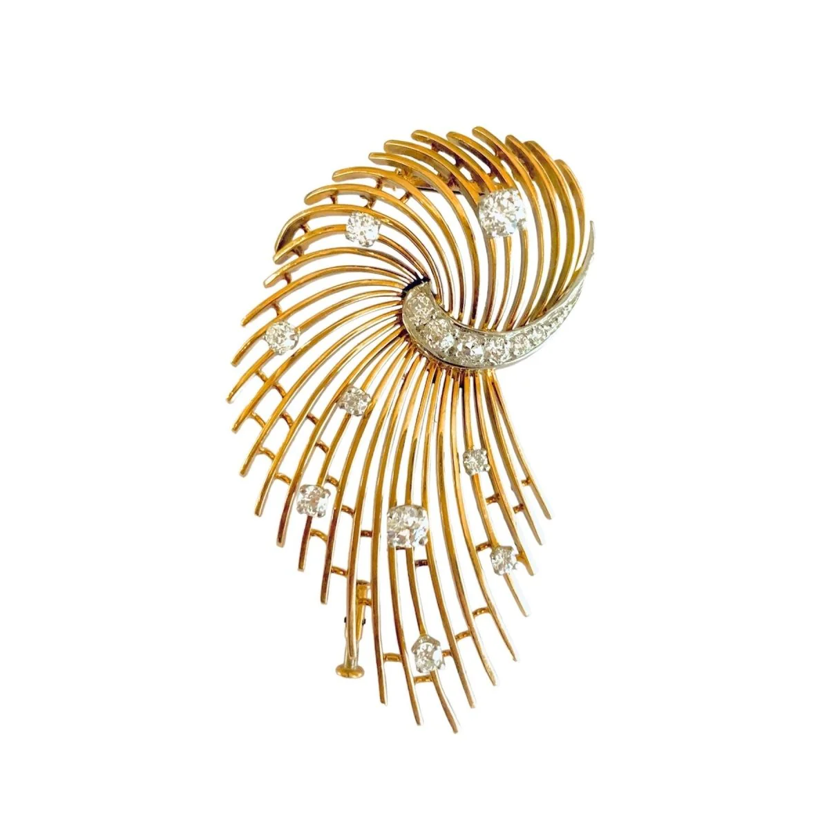 Broche Rétro "Volute" en or jaune et diamant