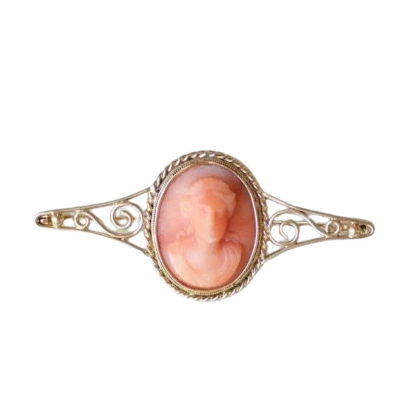 Broche en or jaune et camée corail