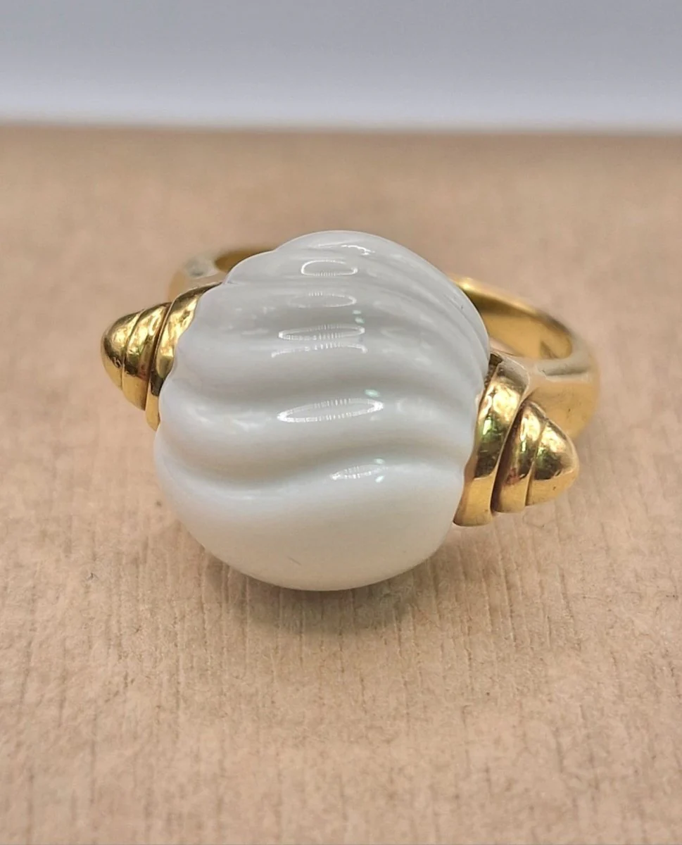 Bulgari Chandra Ring in 18kt Yellow Gold with White Porcelain, Circa 1990 - Image 2