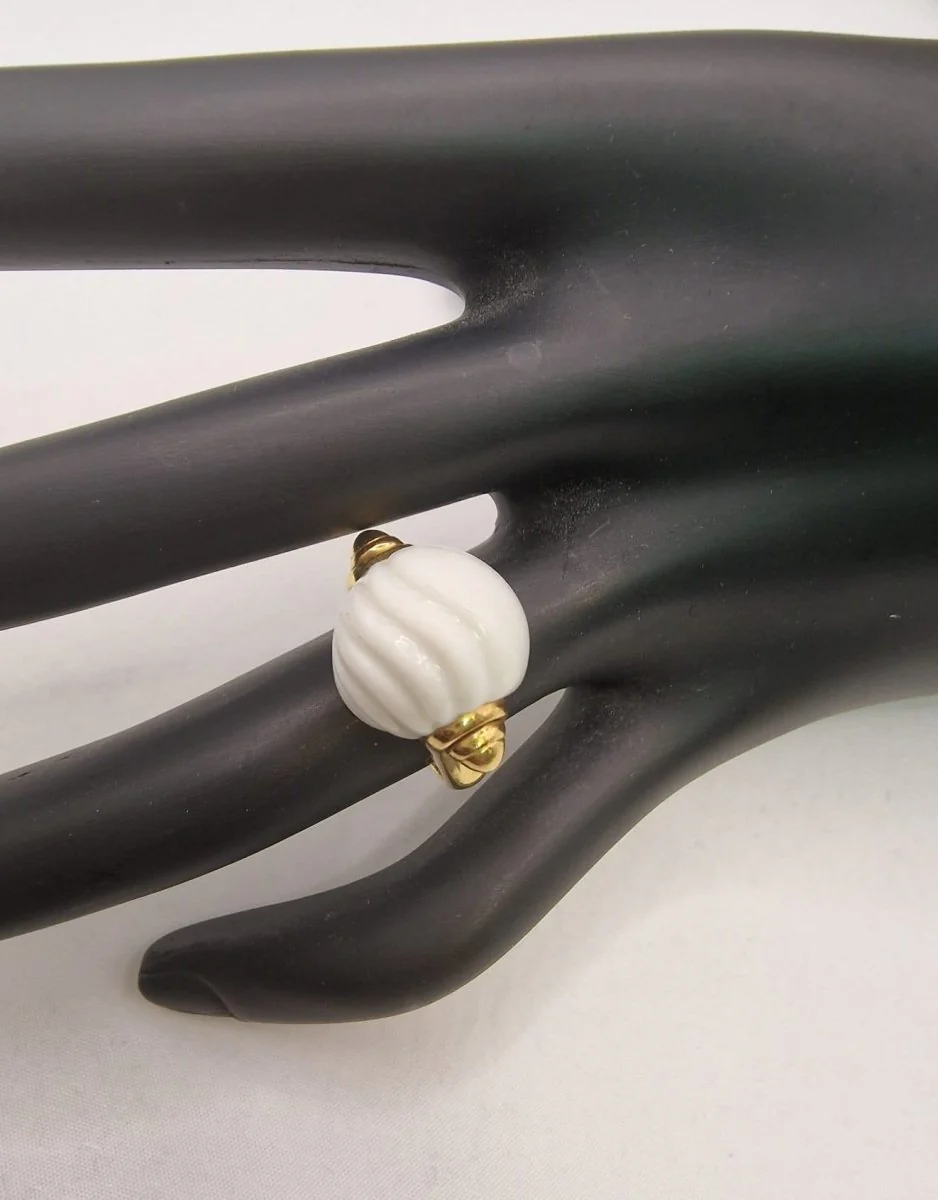Bulgari Chandra Ring in 18kt Yellow Gold with White Porcelain, Circa 1990 - Image 3