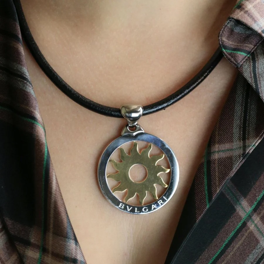 Collier Pendentif BULGARI "Tondo Sun" en or jaune, cuir et acier - Image 2