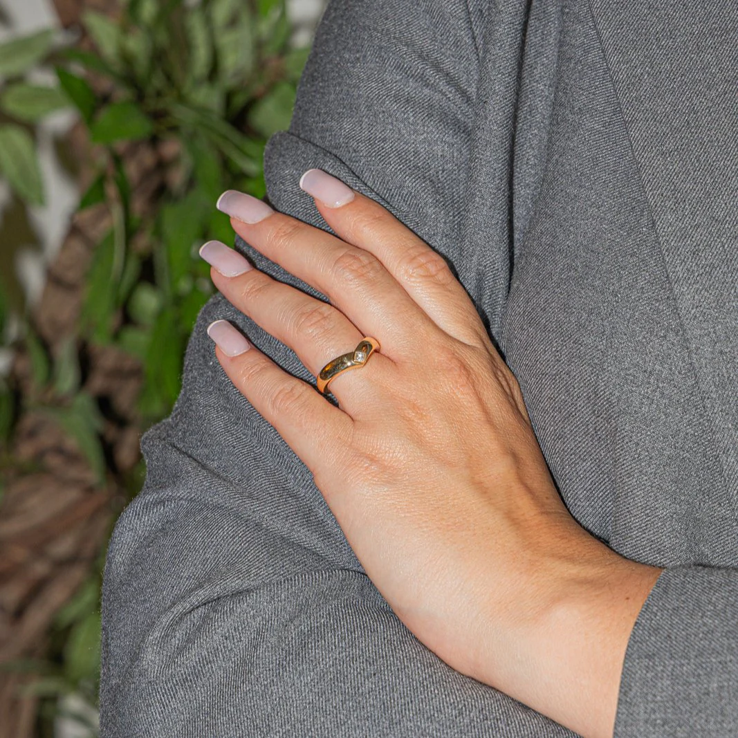 Bague CARTIER "Solitaire Triangle" en or jaune et diamant - Image 2