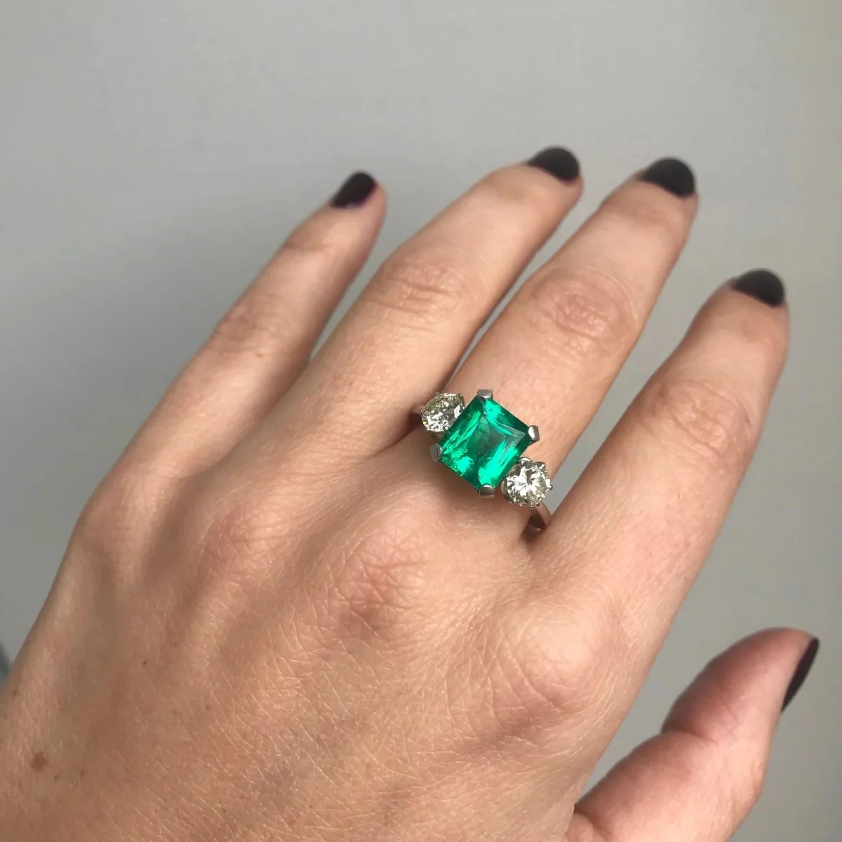 Bague en platine, émeraude et diamant - Image 2