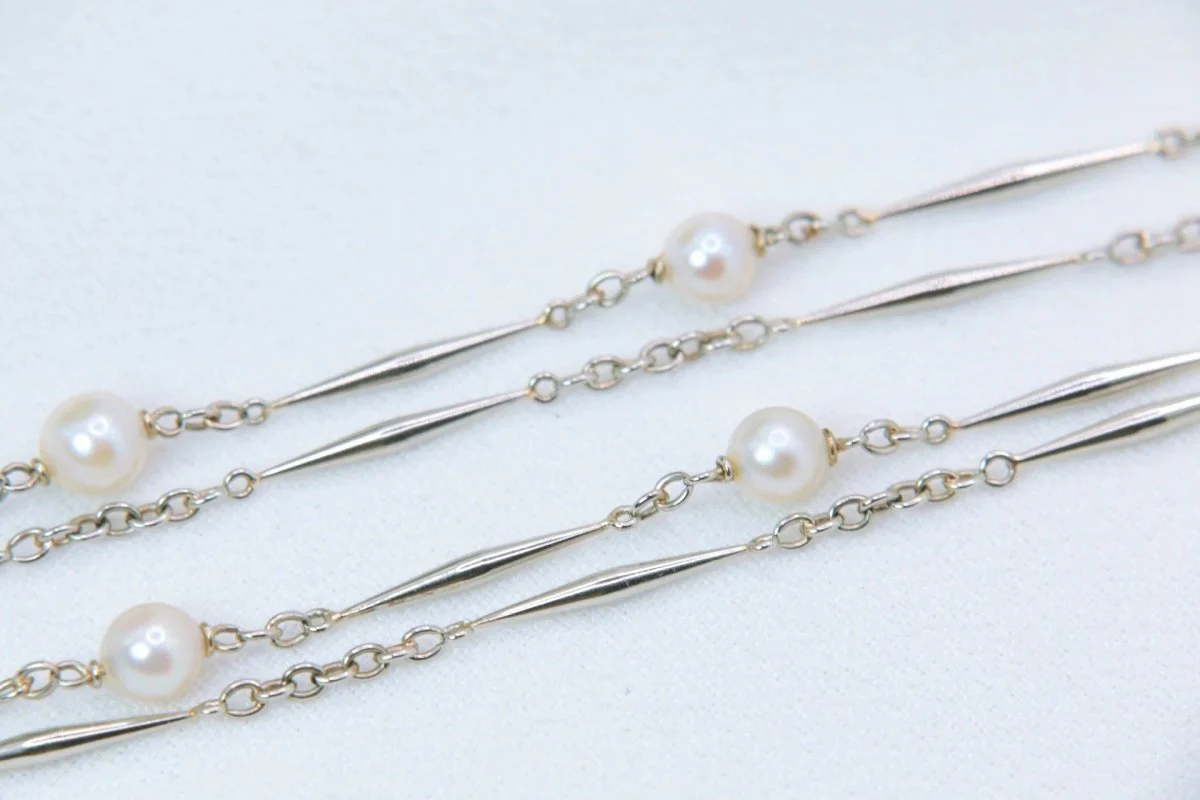 Collier chaîne vintage en bâtonnets d’or et perles