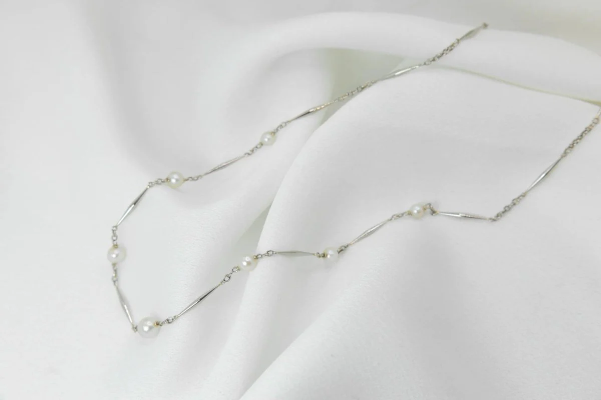 Collier chaîne vintage en bâtonnets d’or et perles - Image 2