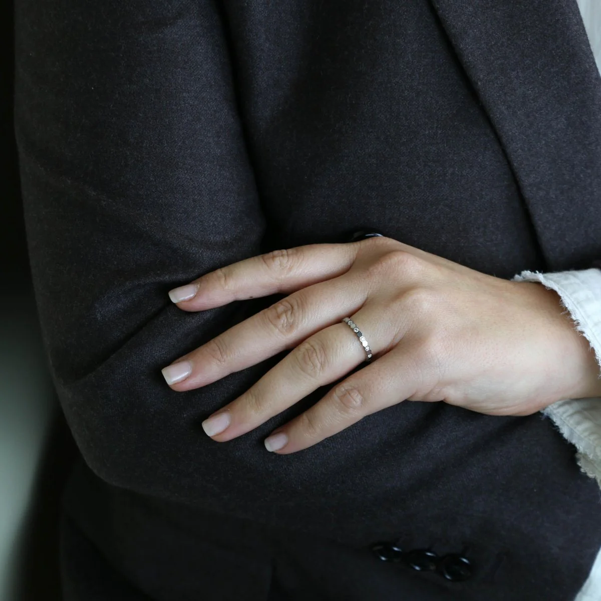 Bague Alliance CHAUMET "Bee My Love" en or blanc et diamant - Image 2