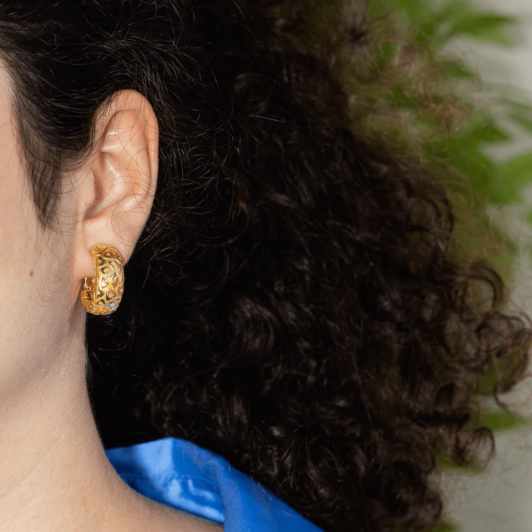 Boucles d'oreilles Créoles CHAUMET en or jaune - Image 2