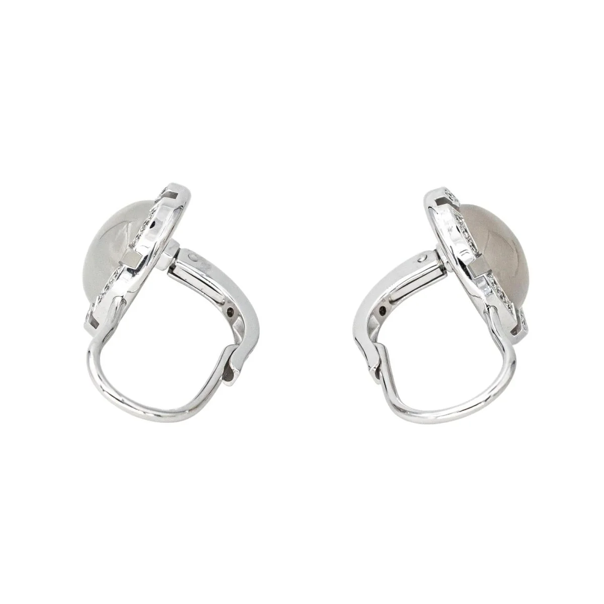 Boucles d'oreilles Dormeuses CHAUMET "Class One Croisière" en or blanc, pierres de lune et diamants - Image 5