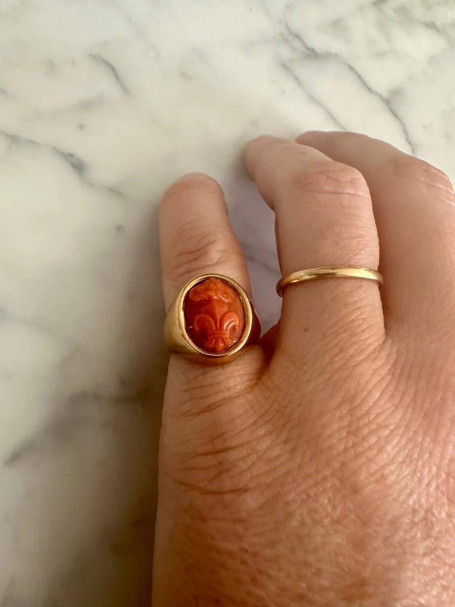 Bague chevalière en or jaune et corail - Image 5