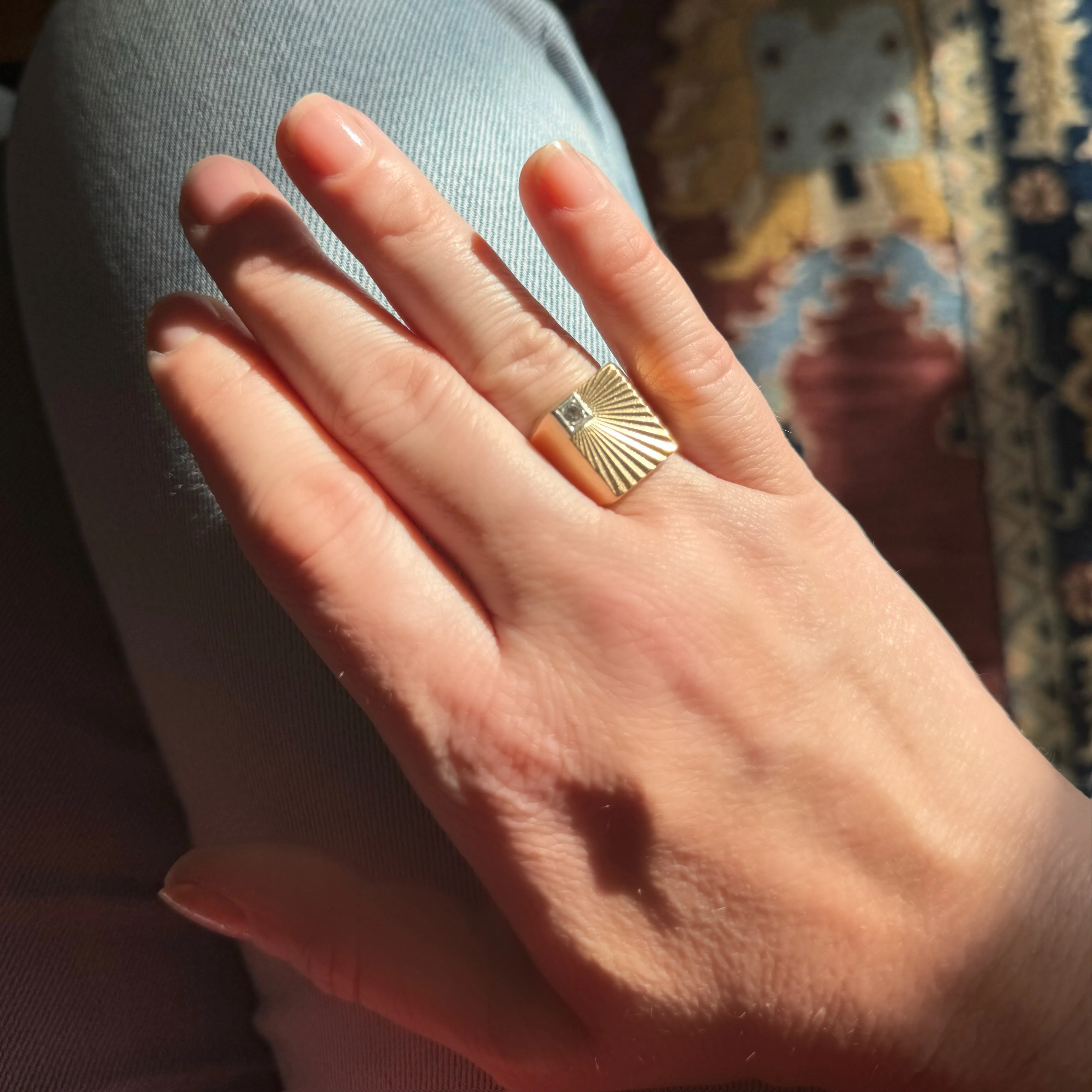Bague chevalière en or jaune et diamant - Image 2
