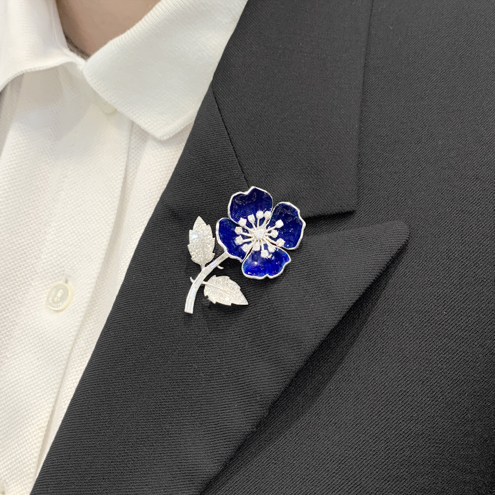 Broche Épingle BOUCHERON "Eglantine" en or blanc, platine, émail et diamants - Image 2