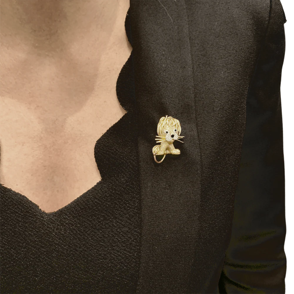 Broche Clip VAN CLEEF & ARPELS "Lion Ébouriffé" en or jaune, or blanc, émail, émeraudes et diamants - Image 2