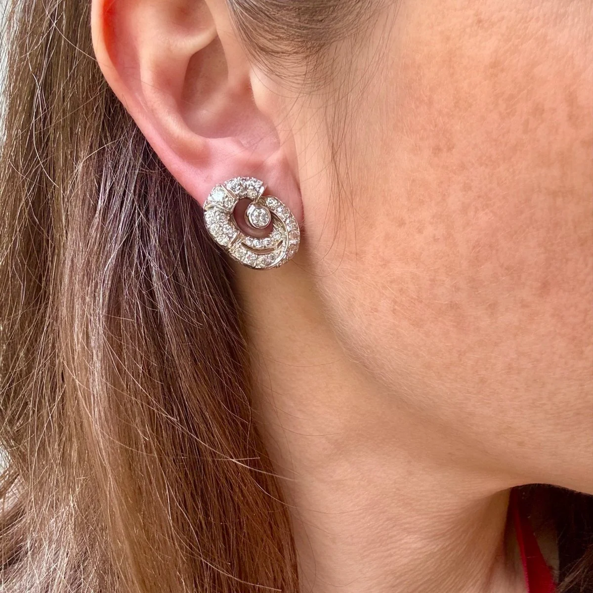 Boucles d'oreilles clips en platine et diamants - Image 9