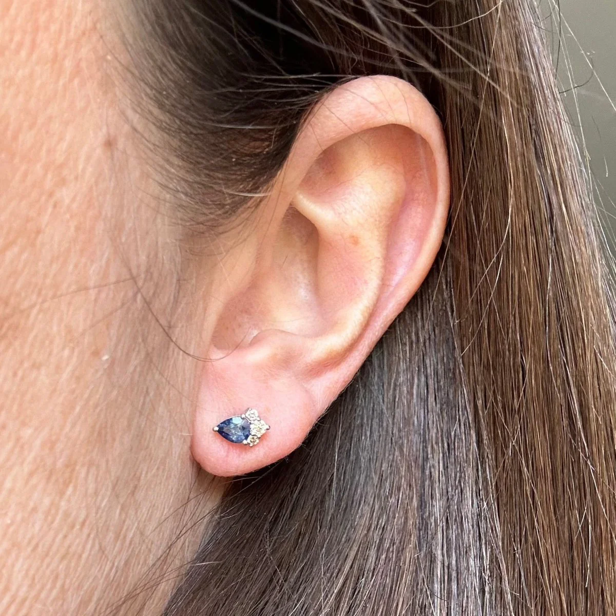 Boucles d'oreilles Clous en or blanc, saphir et diamants - Image 2