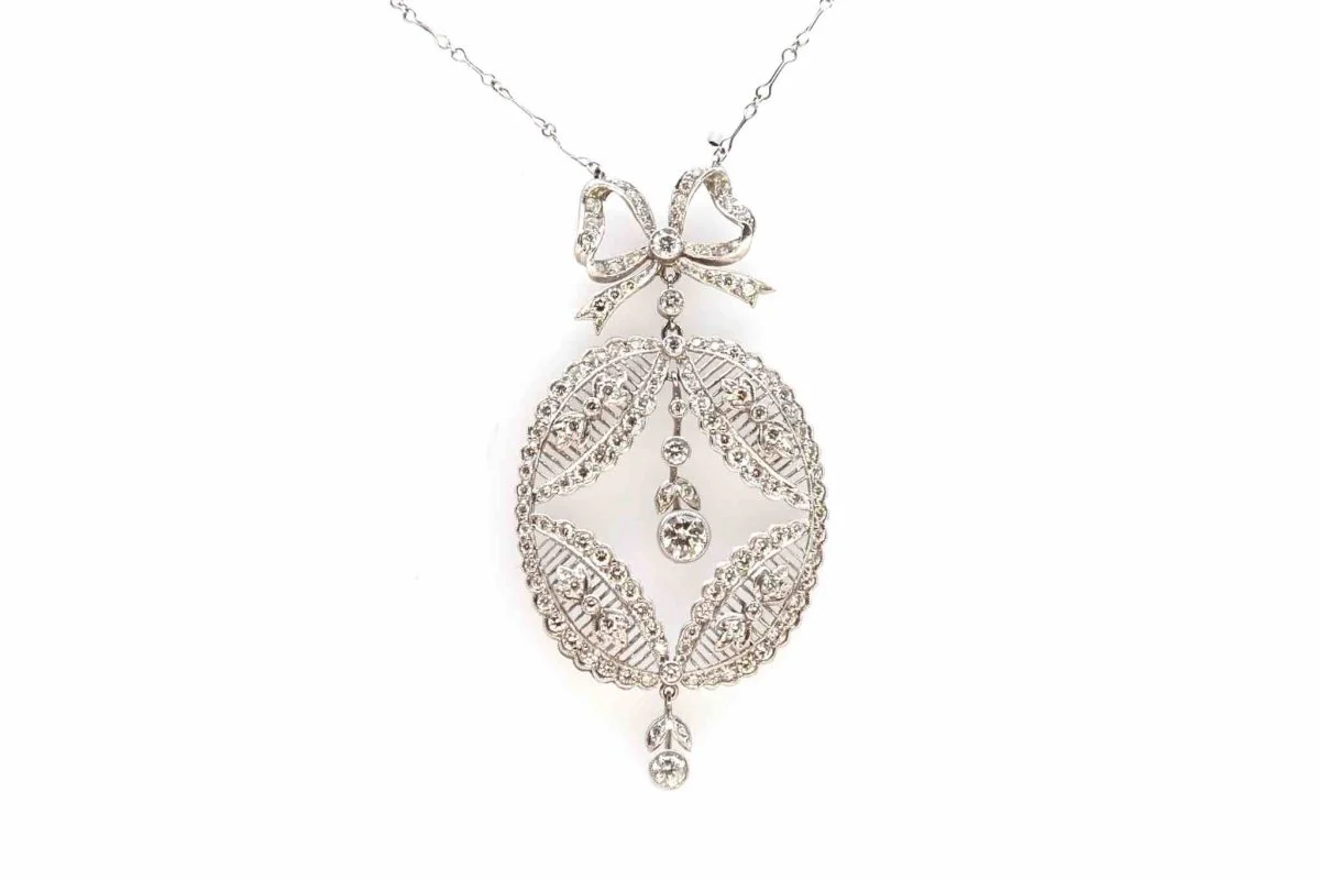 Collier pendentif en platine et diamants