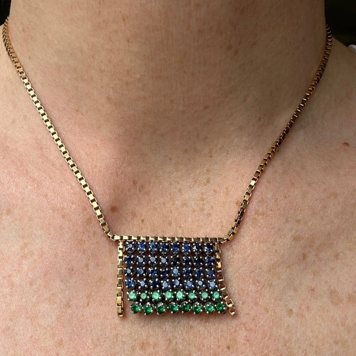 Collier à franges en or jaune et or gris avec émeraudes et saphirs - Image 2
