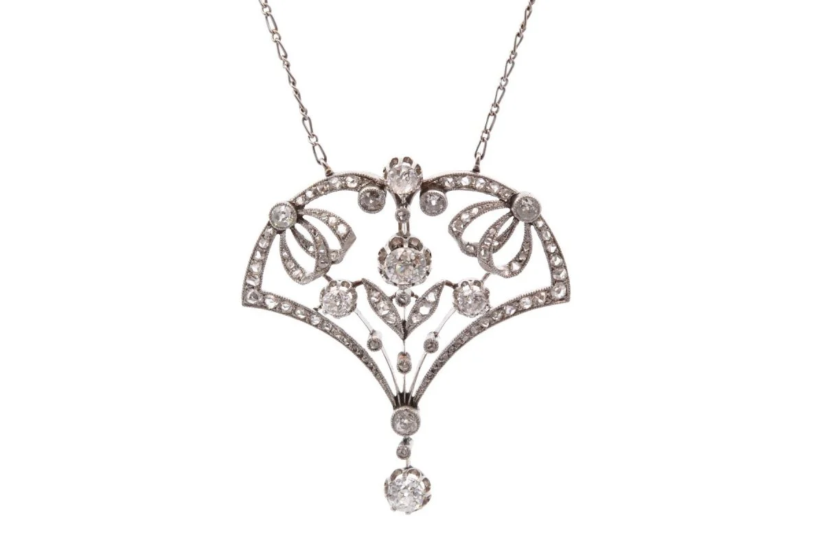 Collier ancien en platine et diamants