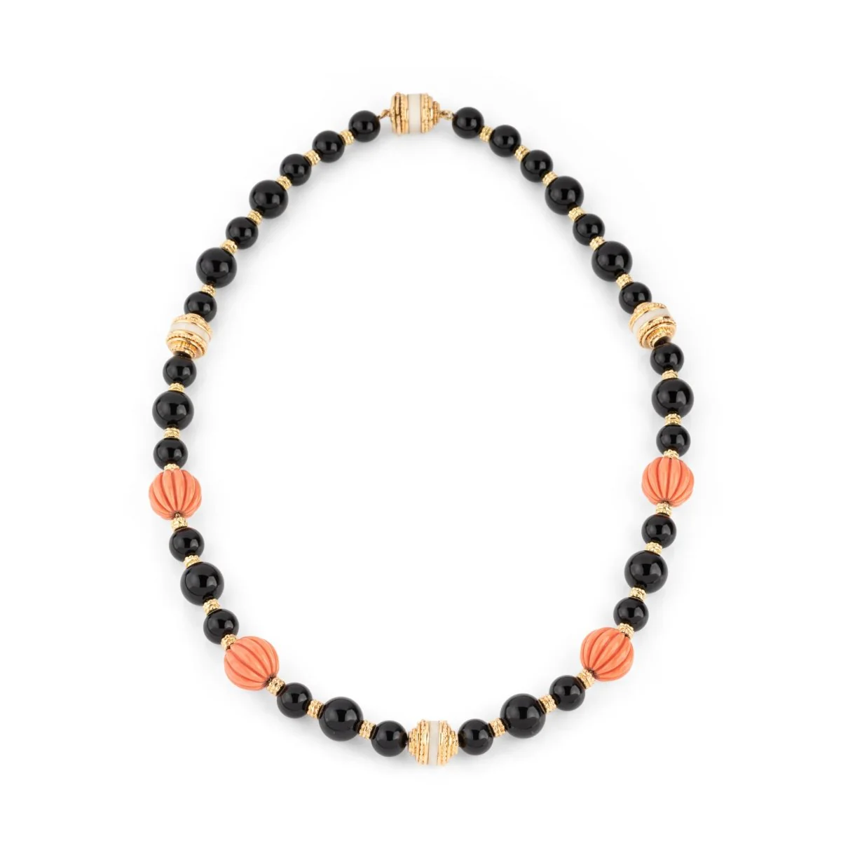 Collier BOUCHERON en or jaune, onyx et corail