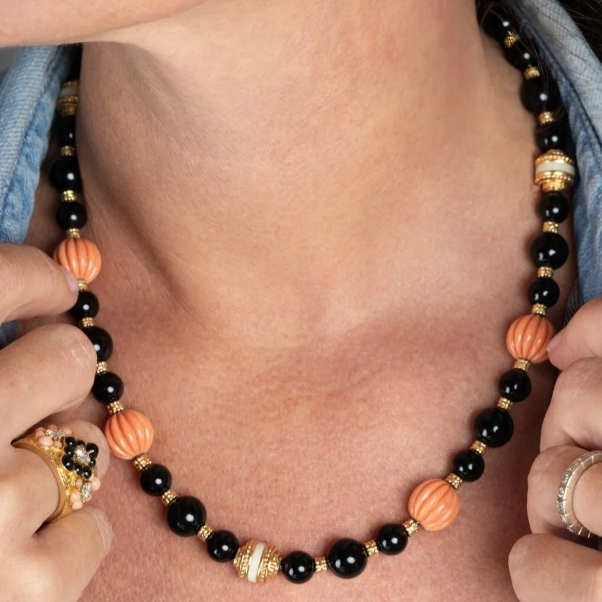 Collier BOUCHERON en or jaune, onyx et corail - Image 2