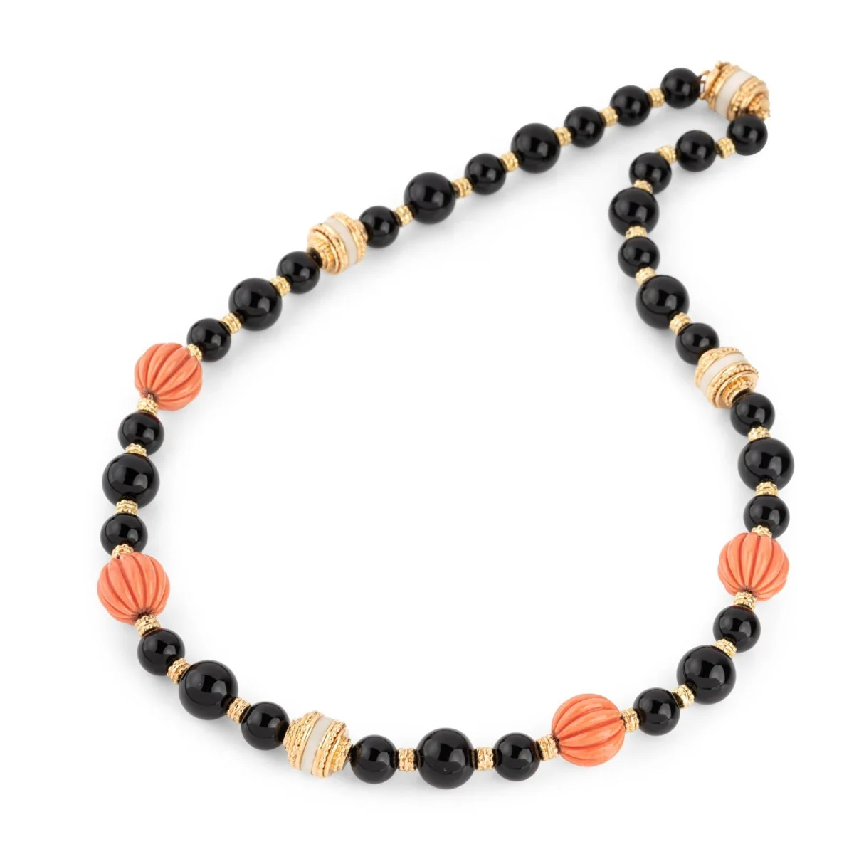 Collier BOUCHERON en or jaune, onyx et corail - Image 3