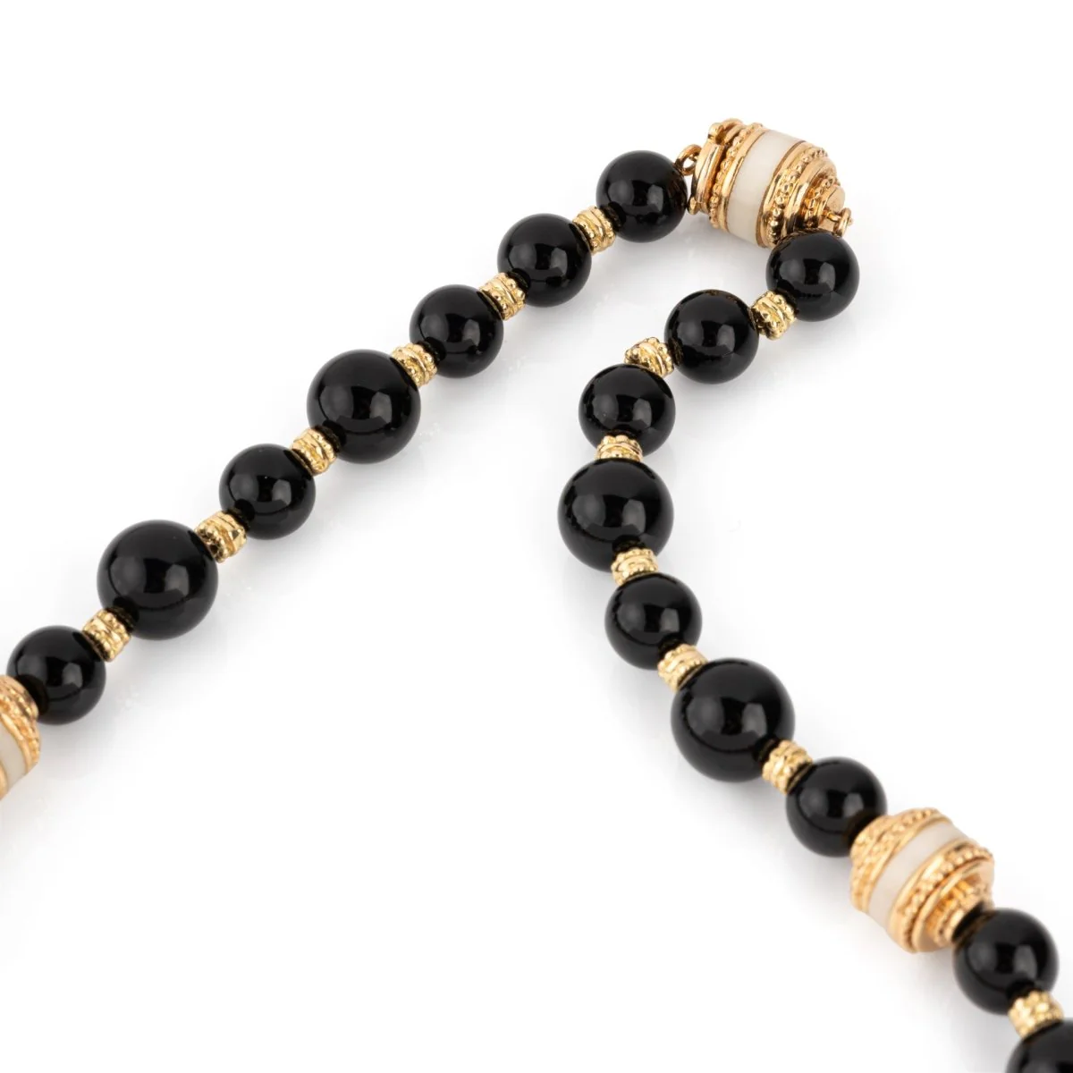 Collier BOUCHERON en or jaune, onyx et corail - Image 6
