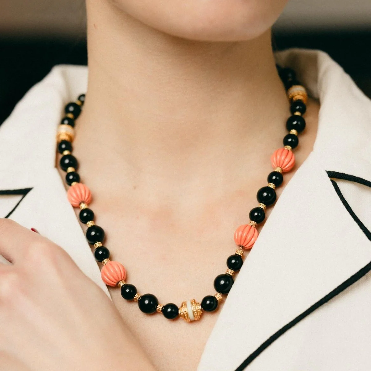 Collier BOUCHERON en or jaune, onyx et corail - Image 8