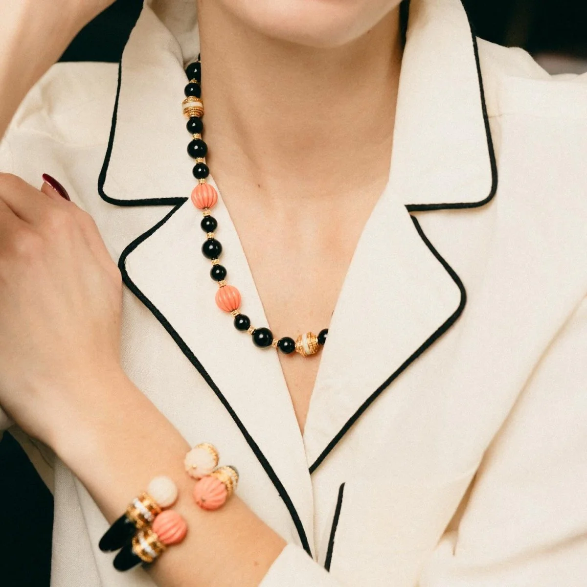 Collier BOUCHERON en or jaune, onyx et corail - Image 9