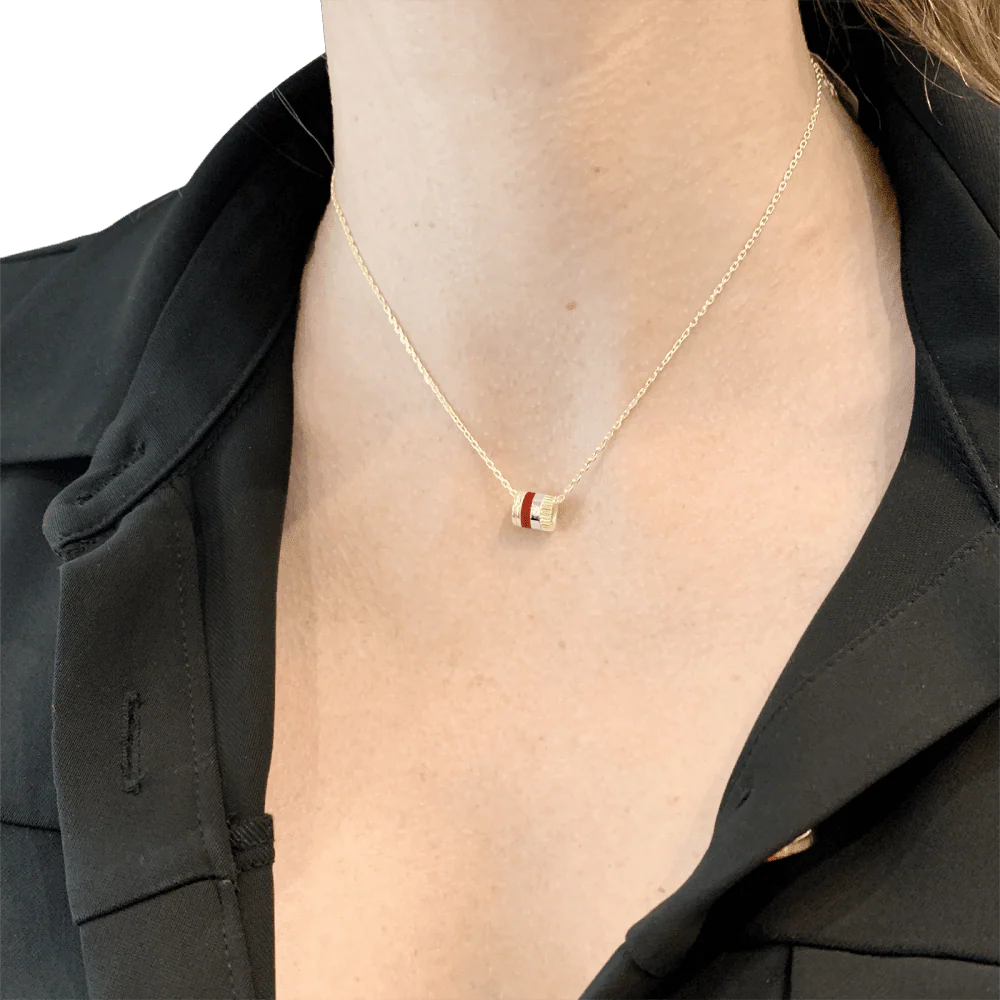 Collier Pendentif BOUCHERON "Mini Bague Quatre Red Édition" en or jaune, or blanc, or rose, céramique et diamant - Image 2