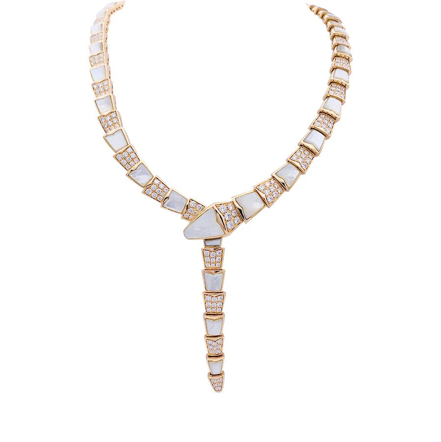 Collier BULGARI “Serpenti Viper” en or rose, nacre et diamants