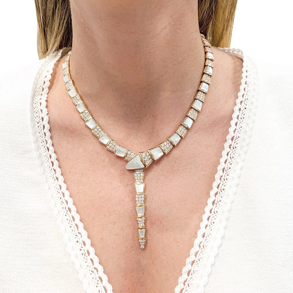 Collier BULGARI “Serpenti Viper” en or rose, nacre et diamants - Image 2