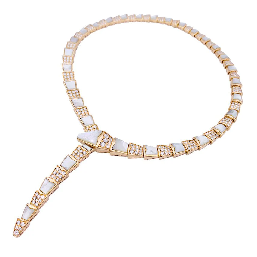 Collier BULGARI “Serpenti Viper” en or rose, nacre et diamants - Image 3