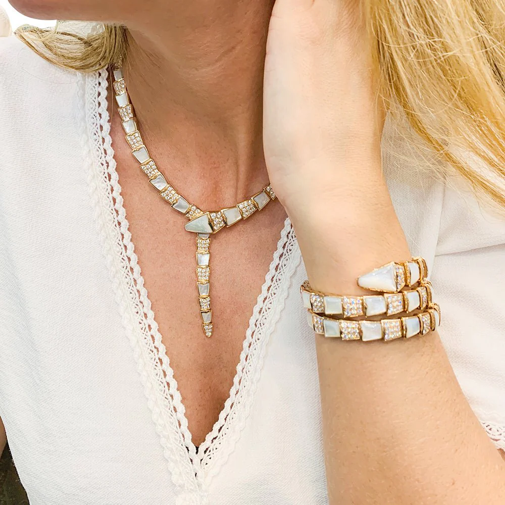 Collier BULGARI “Serpenti Viper” en or rose, nacre et diamants - Image 5