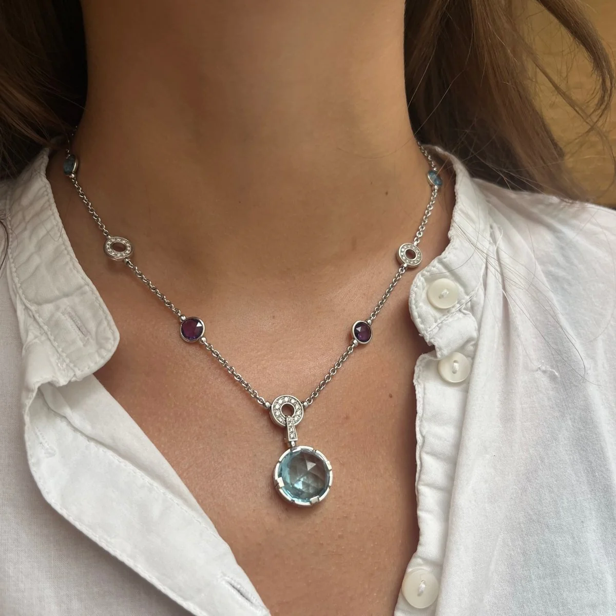 Collier BVLGARI "Parentesi Cocktail" en or blanc, topazes bleues, améthystes et diamants - Image 2