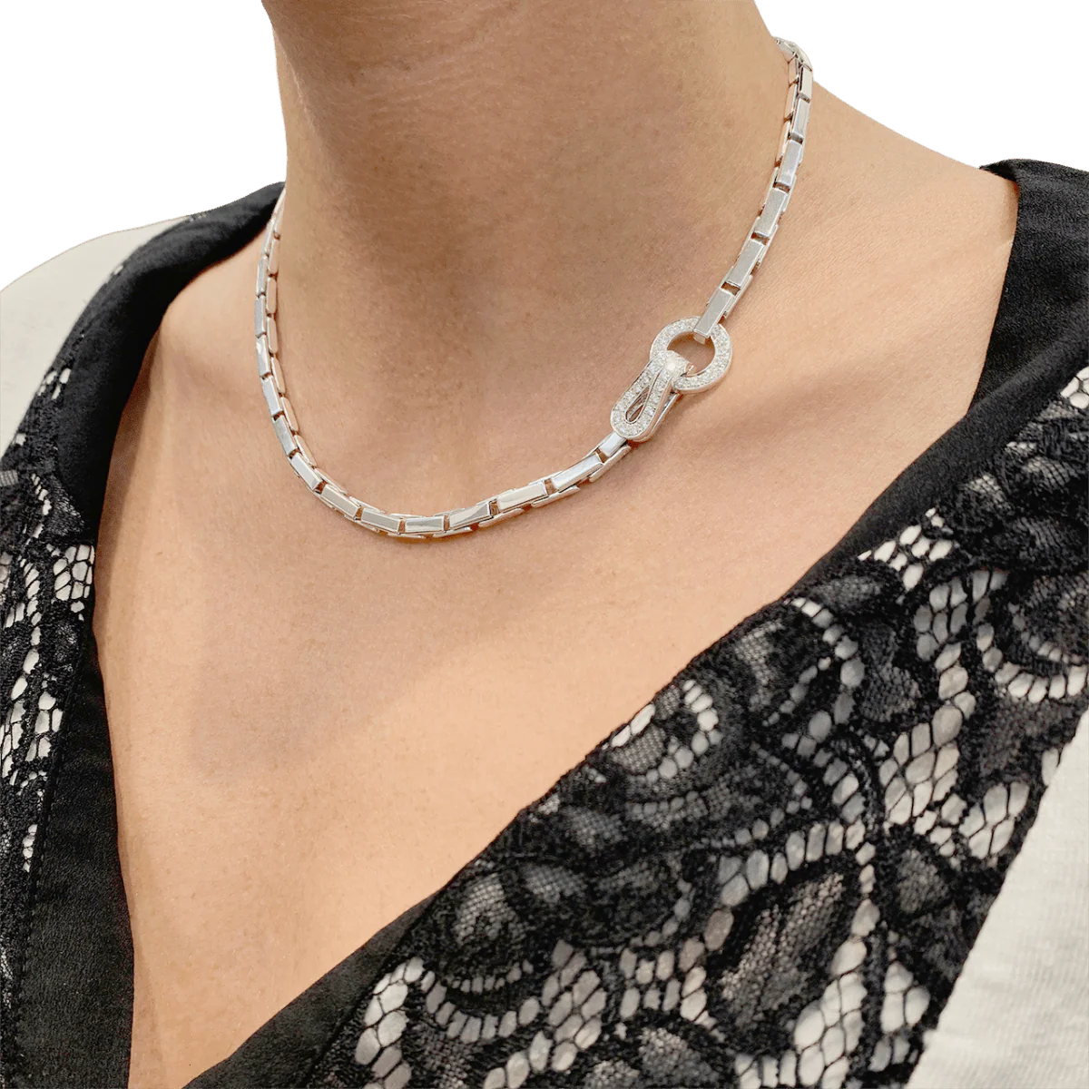 Collier CARTIER "Agrafe" en or blanc et diamants. - Image 2