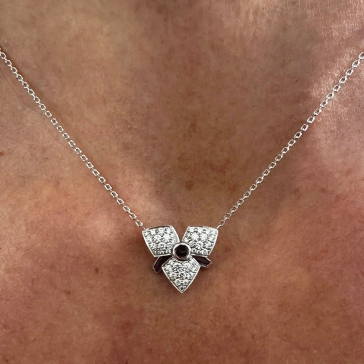 Collier Pendentif CARTIER "Caresse d'Orchidée" en or blanc, améthystes, tourmaline et diamants - Image 2