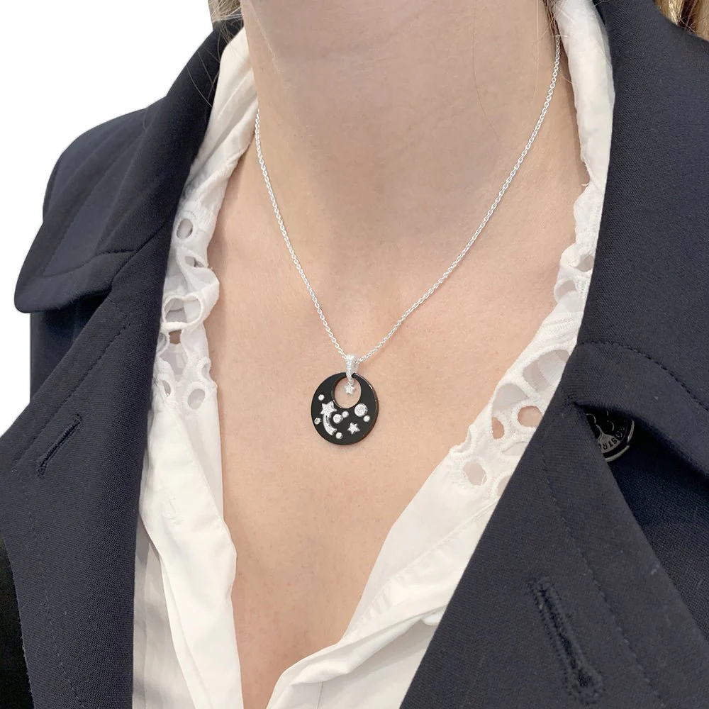 Collier CHANEL "Cosmique" en or blanc, céramique et diamants - Image 2