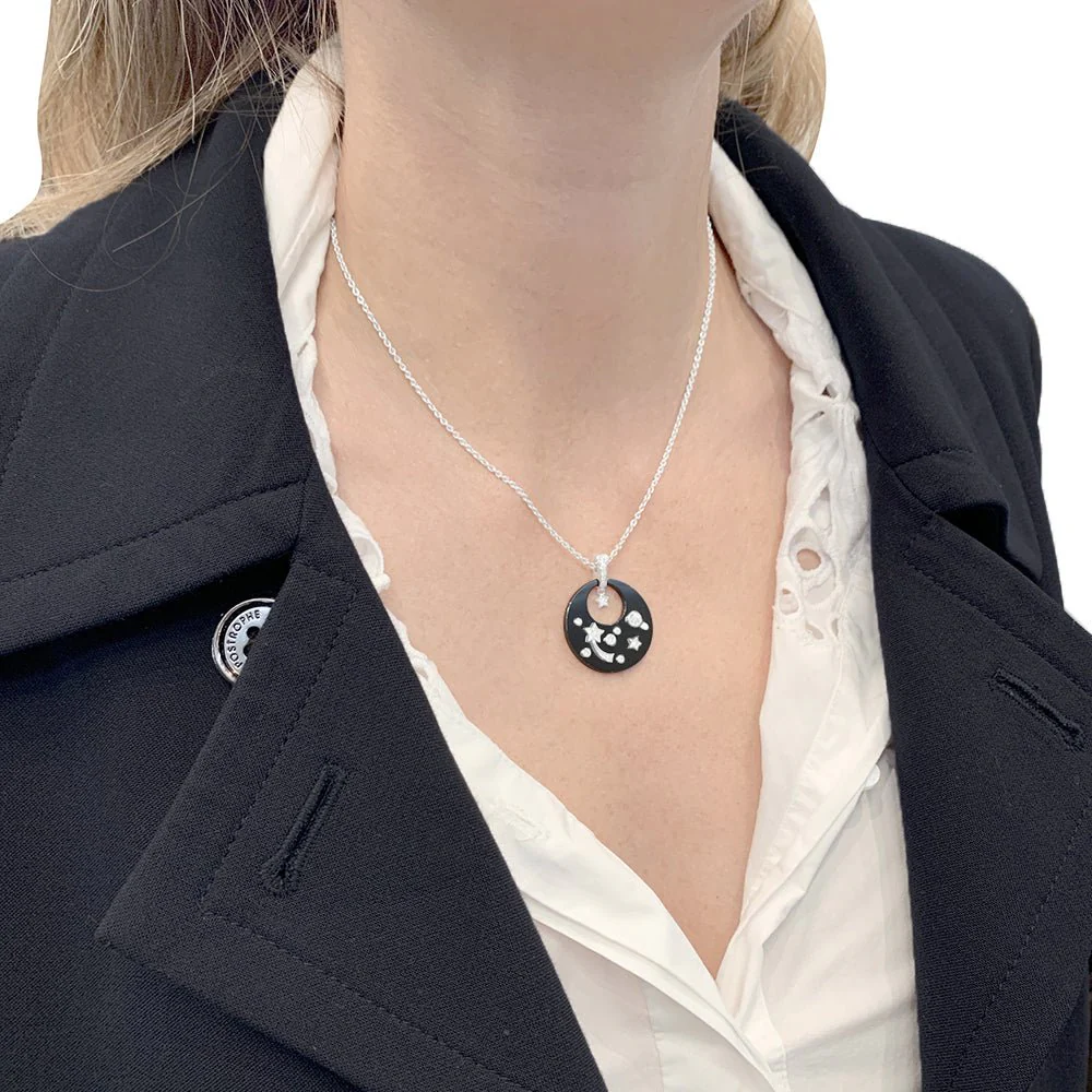 Collier CHANEL "Cosmique" en or blanc, céramique et diamants - Image 5
