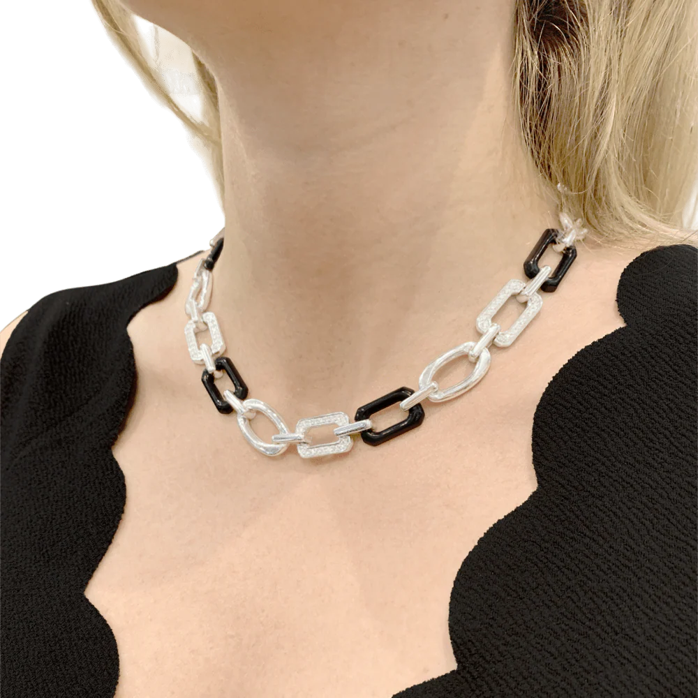Collier CHANEL "Première" en or blanc, onyx et diamants - Image 2