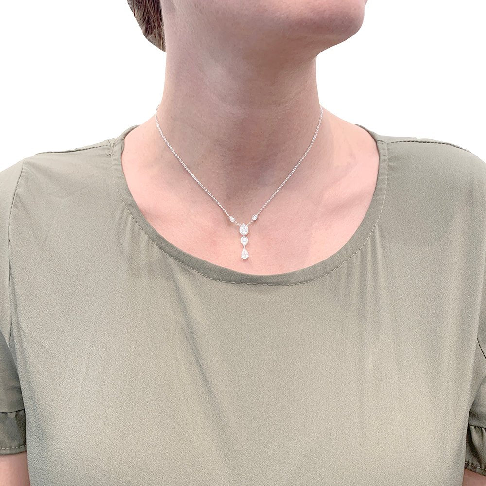 Collier CHAUMET "Joséphine" en or blanc et diamants - Image 2