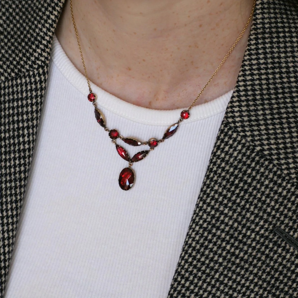 Collier Draperie en or jaune, or rose et grenats - Image 2