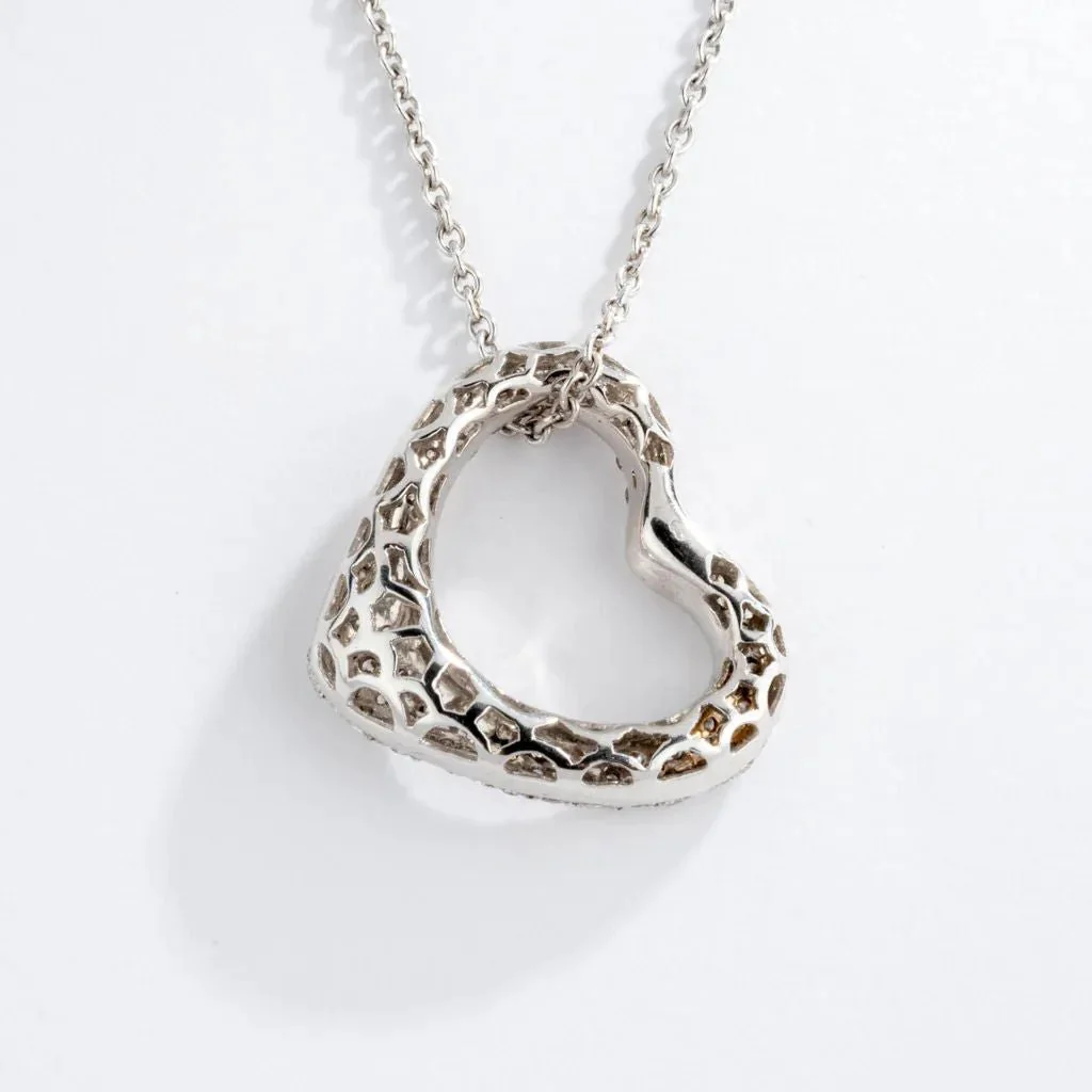 Pendentif en or gris formant un cœur pavée de diamants - Image 4