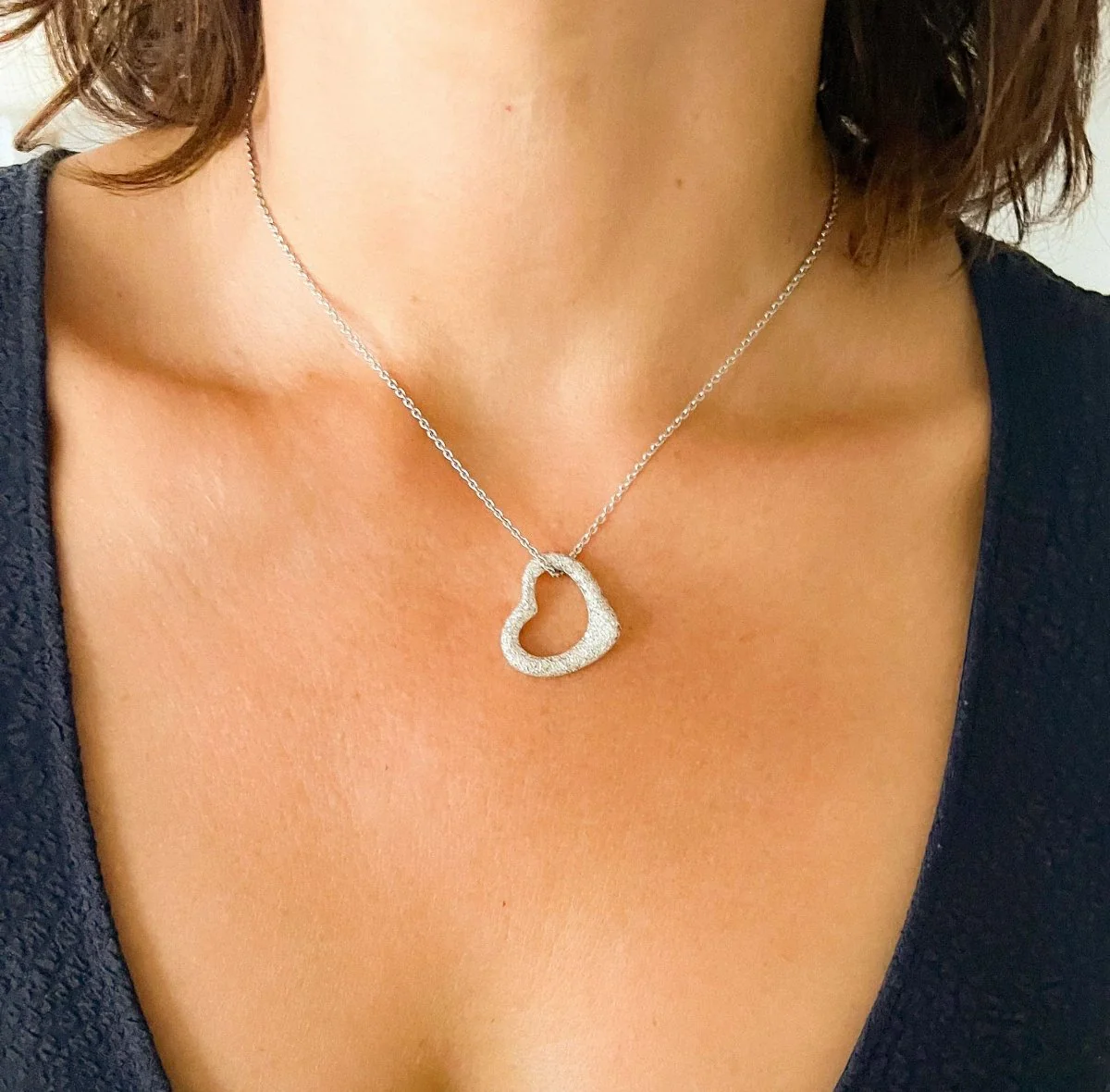 Pendentif en or gris formant un cœur pavée de diamants - Image 5