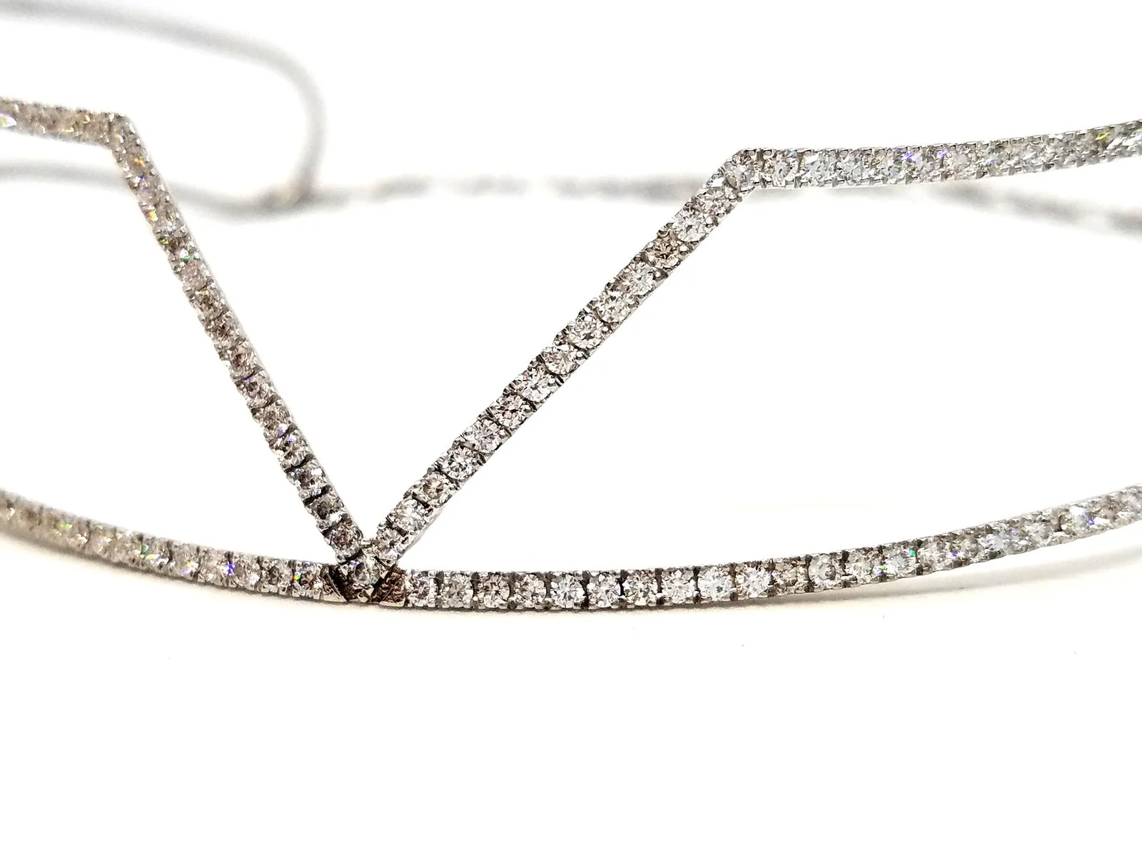 Collier Ras de cou graphique en or blanc et diamants - Image 16