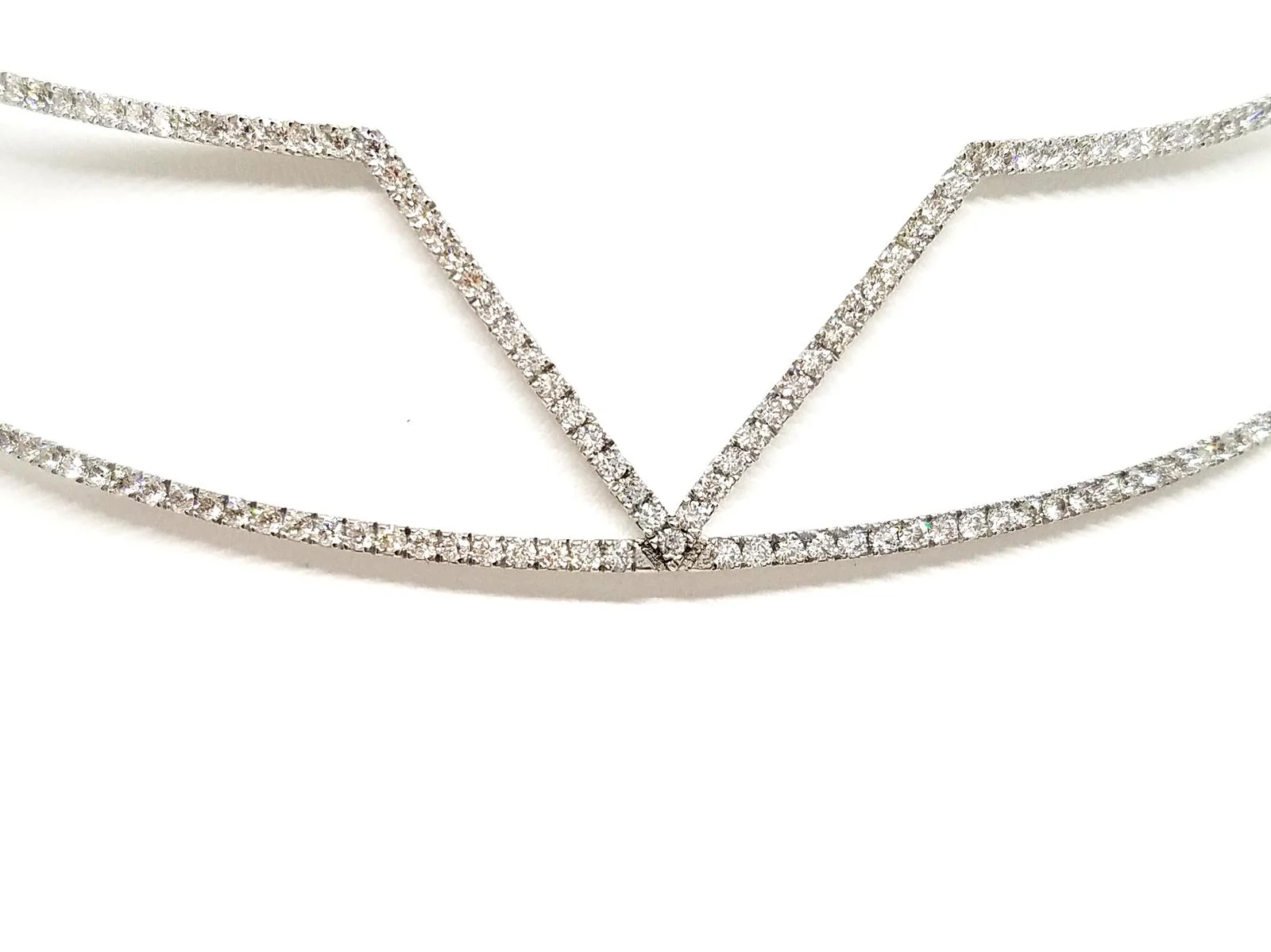 Collier Ras de cou graphique en or blanc et diamants - Image 19