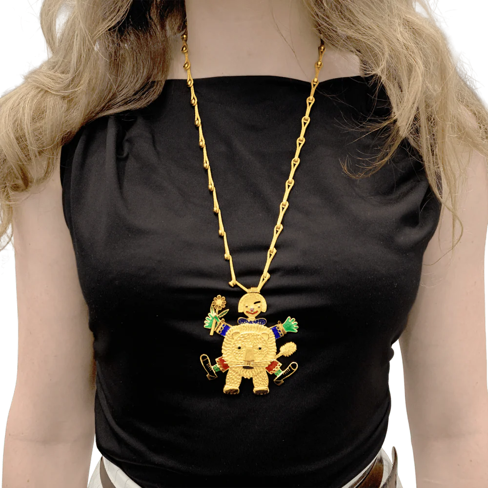 Collier Pendentif HENRI HECHT MAÏK "Le clown et le lion" en or jaune, émail, rubis et émeraudes - Image 2