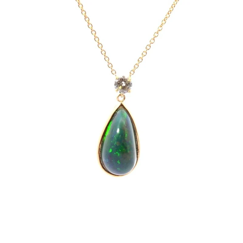 Collier en or jaune, opale et diamant
