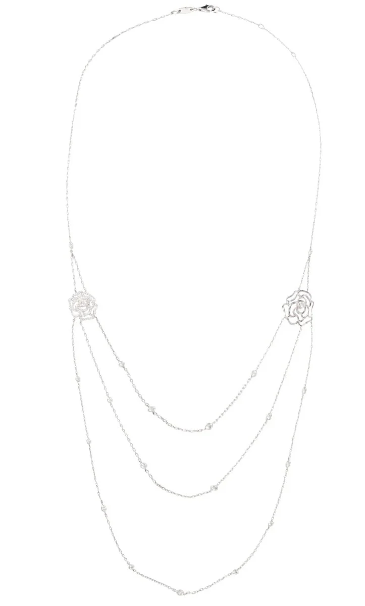 Collier or gris et motifs en fleurs en diamant