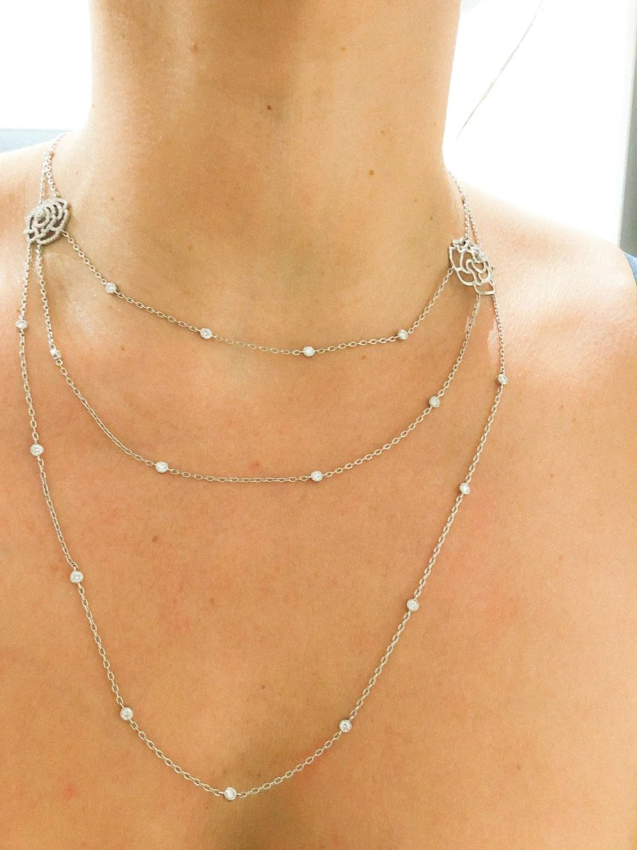 Collier or gris et motifs en fleurs en diamant - Image 3