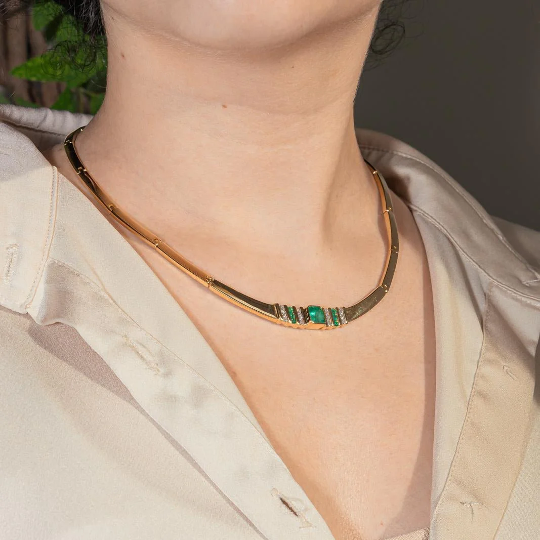 Collier Ras de Cou en or jaune, émeraudes et diamants - Image 2