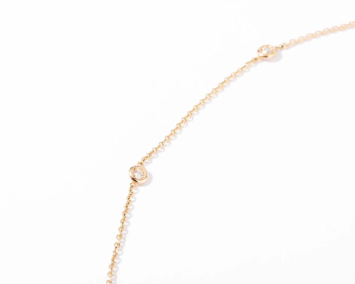 Collier or jaune intercalé de 9 diamants sur maille forçat en sertis clos. - Image 2